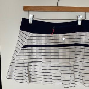 EUC Lululemon Pacesetter 8 Navy pinstripe